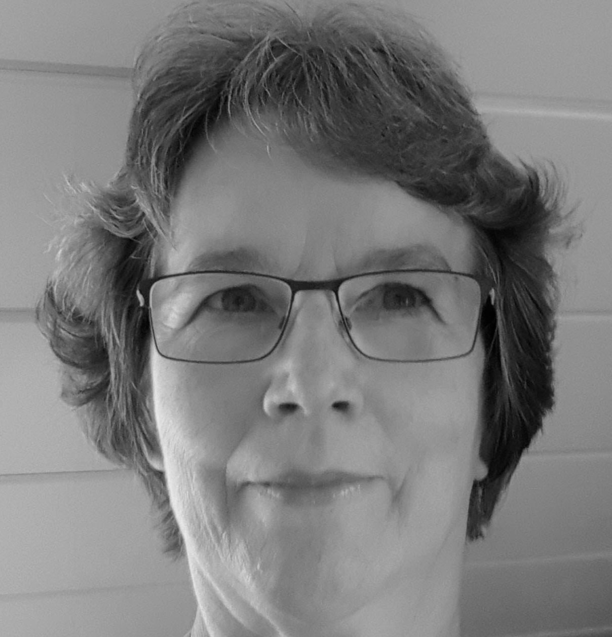 Frau mit grauen Haaren