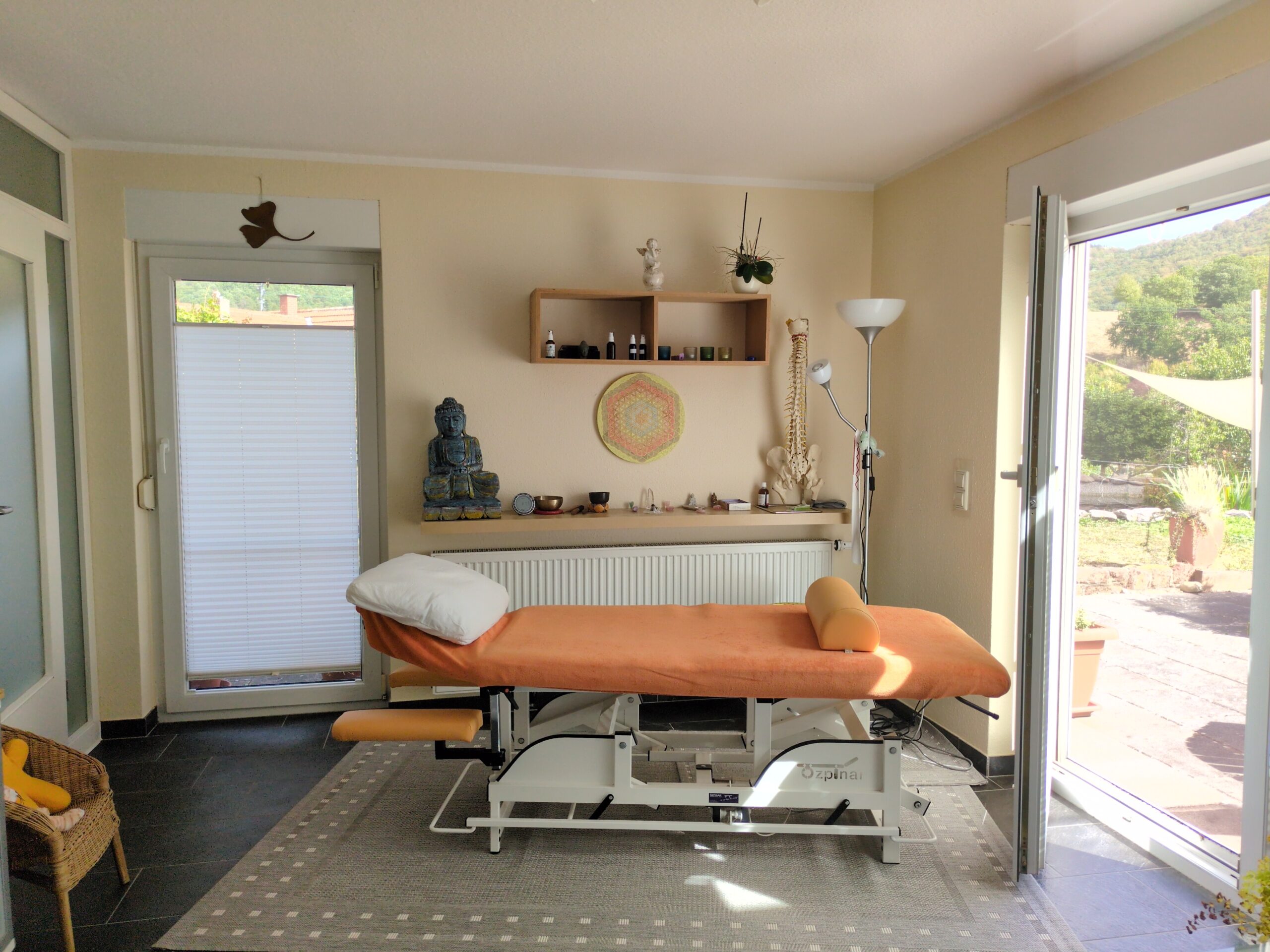 Bilde der Praxis mit Massageliege Bilde der Praxis mit Massageliege